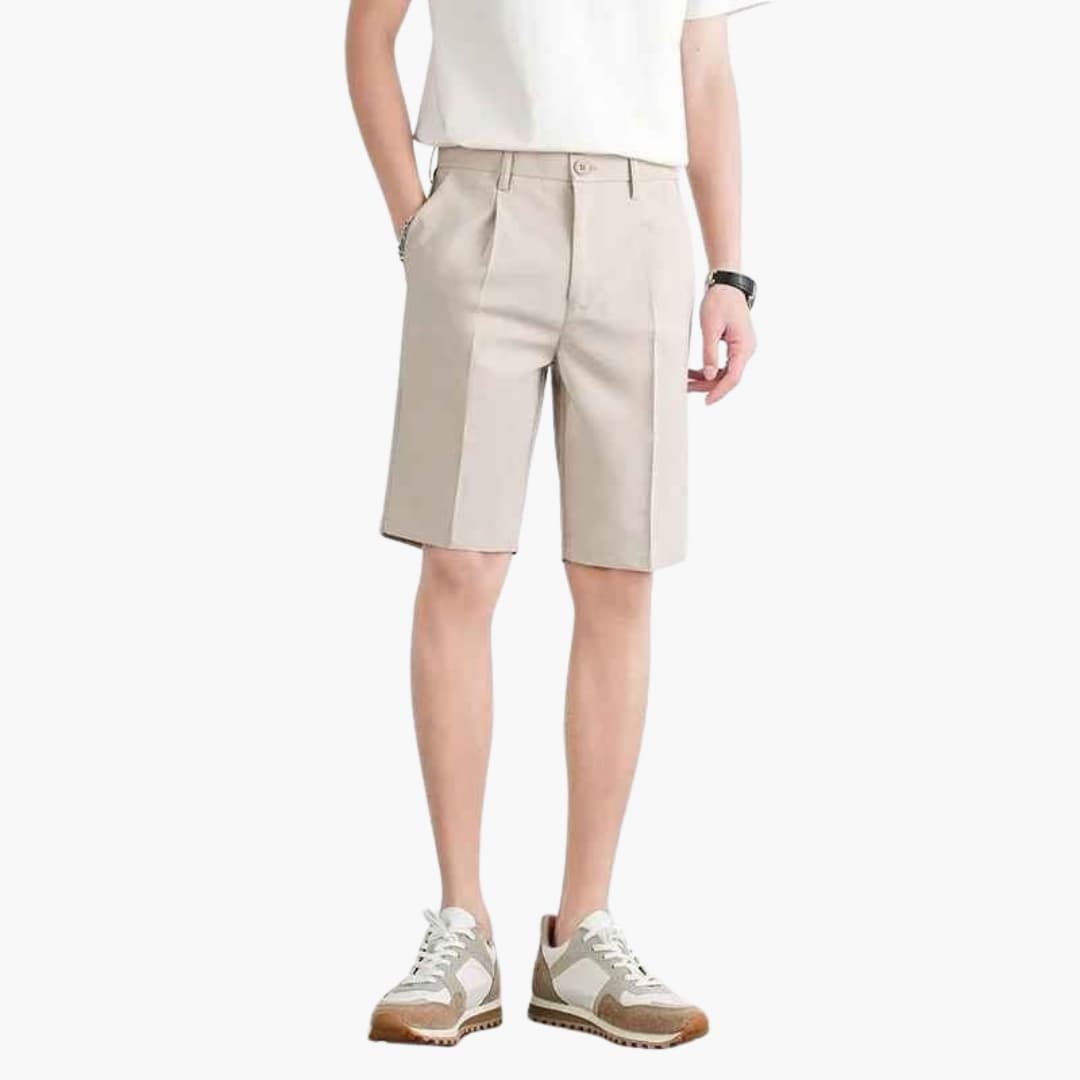 Khakifärgade herrshorts med veck, stilsäker sommarlook. Knälånga och bekväma för casual användning.