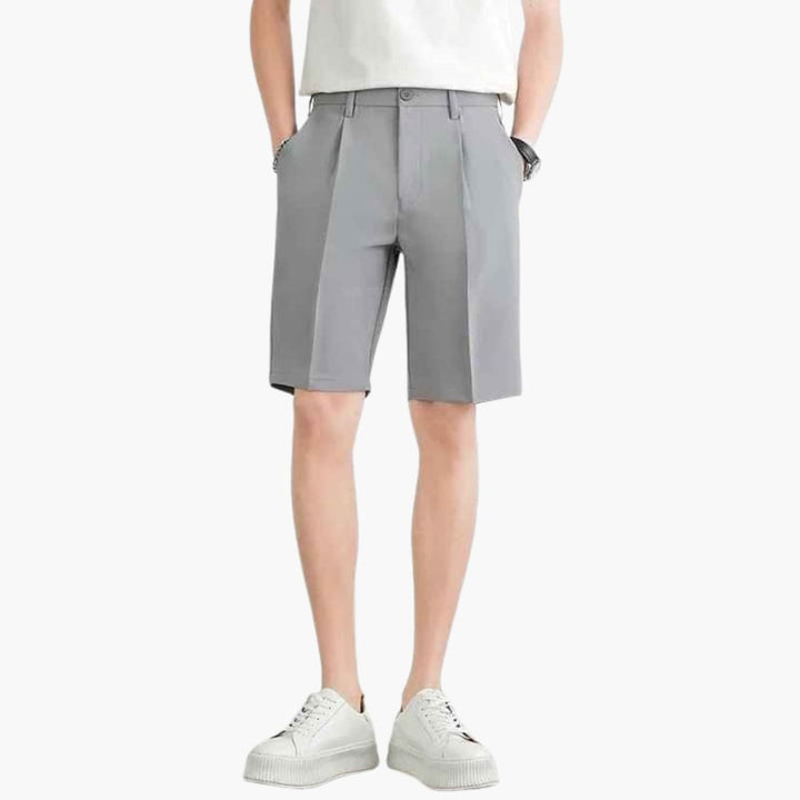 Svarta veckade herrshorts, perfekta för stilren sommarkomfort. Casual men eleganta knälånga shorts.