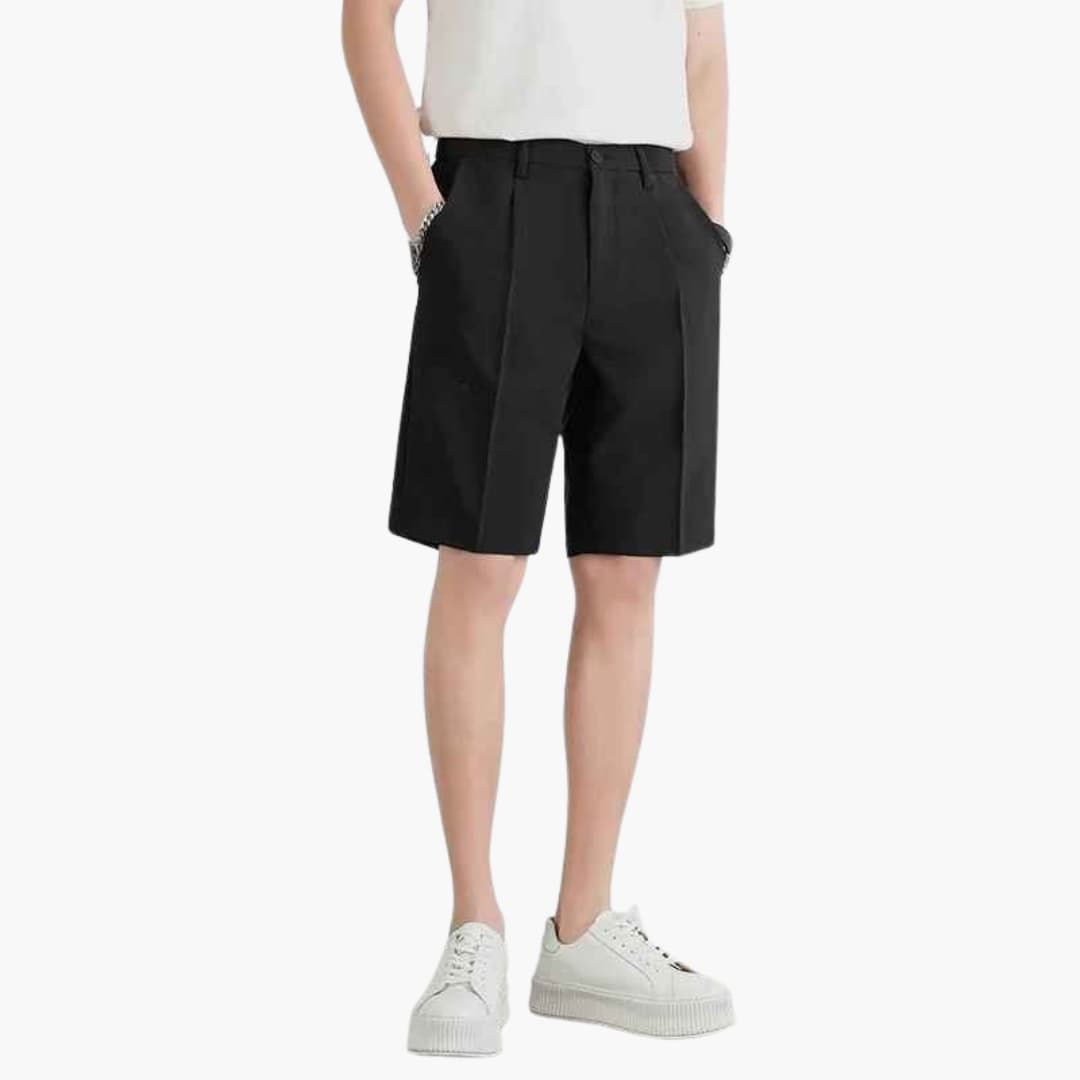 Ljusgrå herrshorts med veck, idealiska för avkopplande sommardagar. Bekväma och stilrena, knälång modell.
