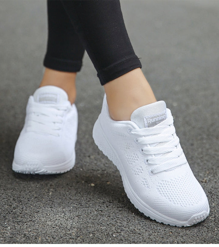 Klara Slip-On dam sneakers på fot. Stilrena och bekväma skor för kvinnor som söker enkel elegans.