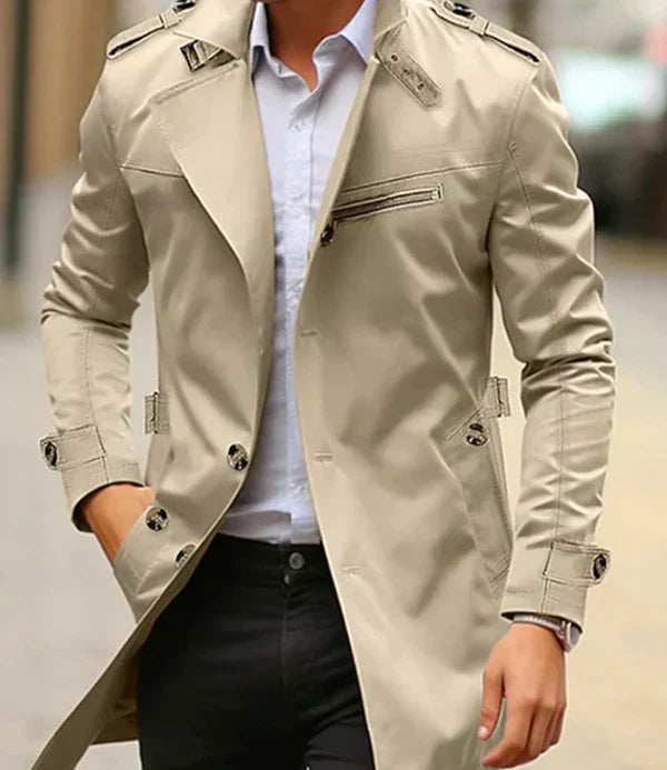 Klassisk beige herrtrenchcoat Fabrizio för höst och vår. Stilren dubbelknäppt ytterrock för herrkläder.