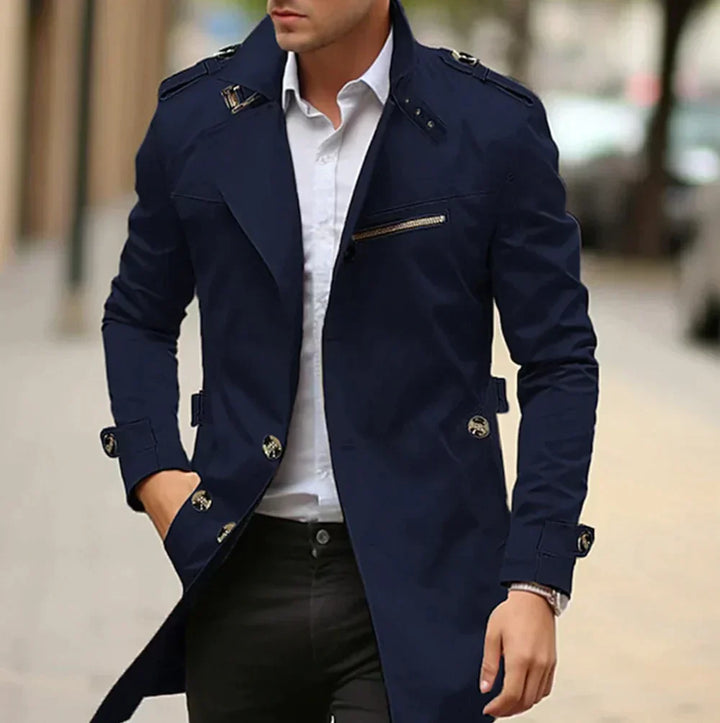 Elegant Fabrizios herrtrenchcoat, mångsidig för casual och formell höstmode. Väderbeständig herrjacka.
