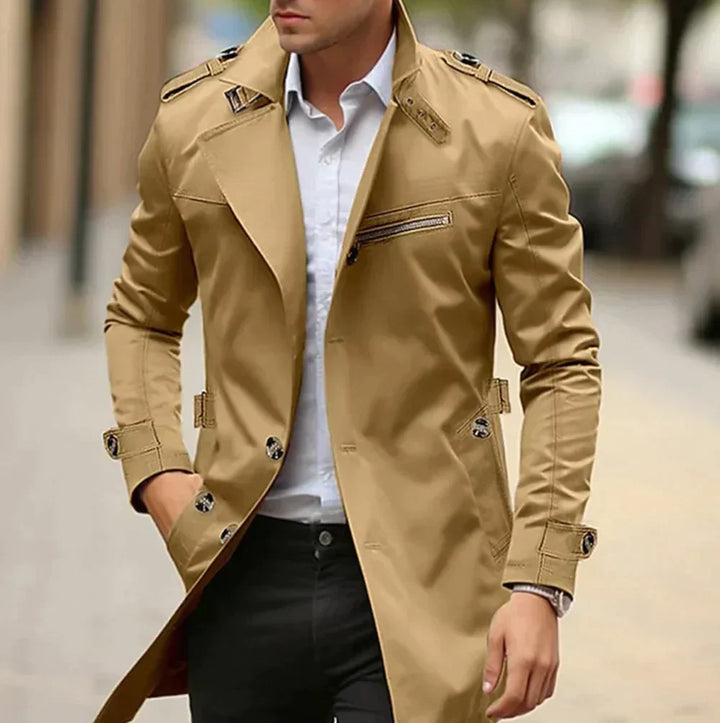 Fabrizios klassiska höst-/vårjacka, en stilren herrtrenchcoat. Elegant och mångsidig ytterrock för mode.