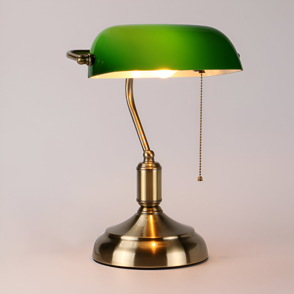 Klassisk grön skrivbordslampa med mässingsdetaljer. Elegant belysning för kontor och hemmakontor.