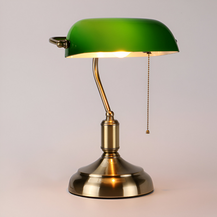 Klassisk grön skrivbordslampa med mässingsdetaljer. Elegant belysning för kontor och hemmakontor.