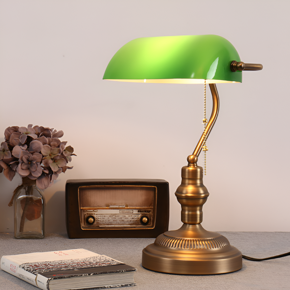 Närbild på den gröna glasskärmen på en klassisk skrivbordslampa, perfekt för läsning.