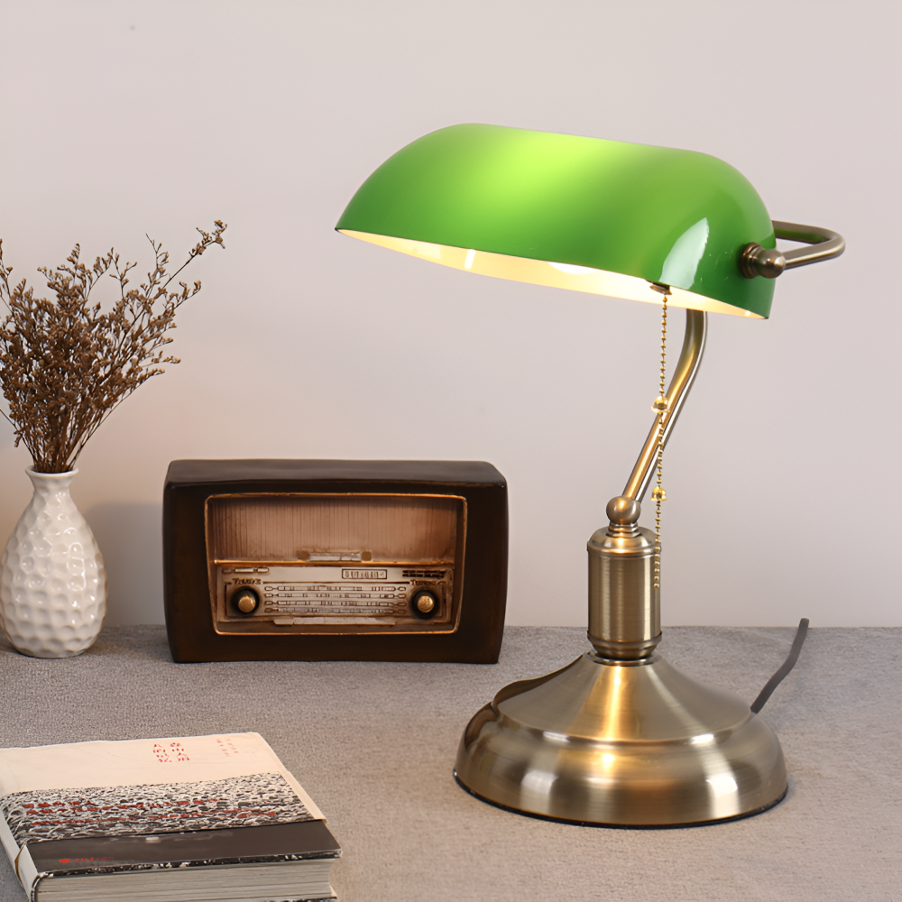 Grön vintage skrivbordslampa på ett skrivbord. Perfekt kontorsinredning och funktionell läslampa.