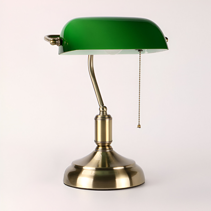 Stilren grön skrivbordslampa i klassisk design med böjbar arm. Idealisk för arbetsplats och studier.