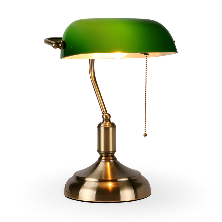 Klassisk grön skrivbordslampa tänd, ger varm och riktad belysning för effektivt arbete och läsning.