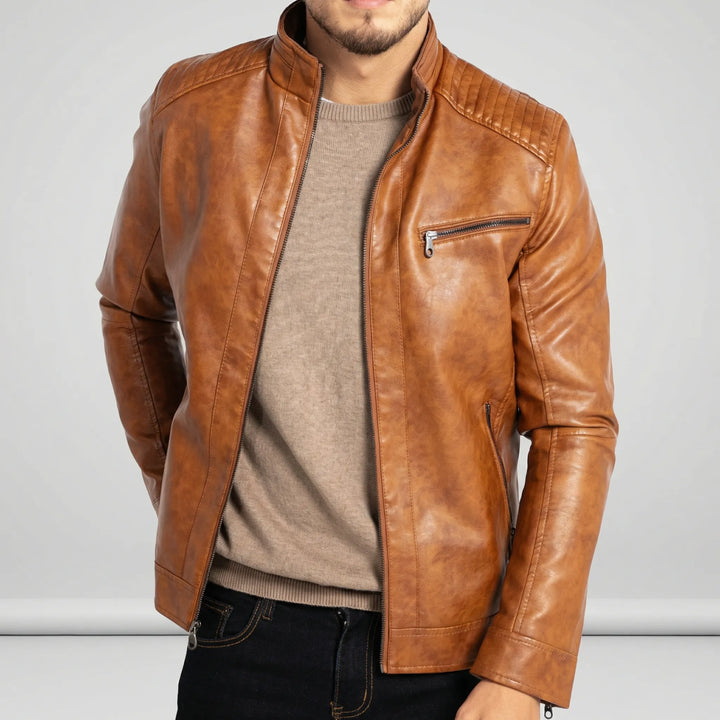 Stilren herrjacka i bomberstil, buren av modell. Perfekt casualjacka för vardagsbruk.