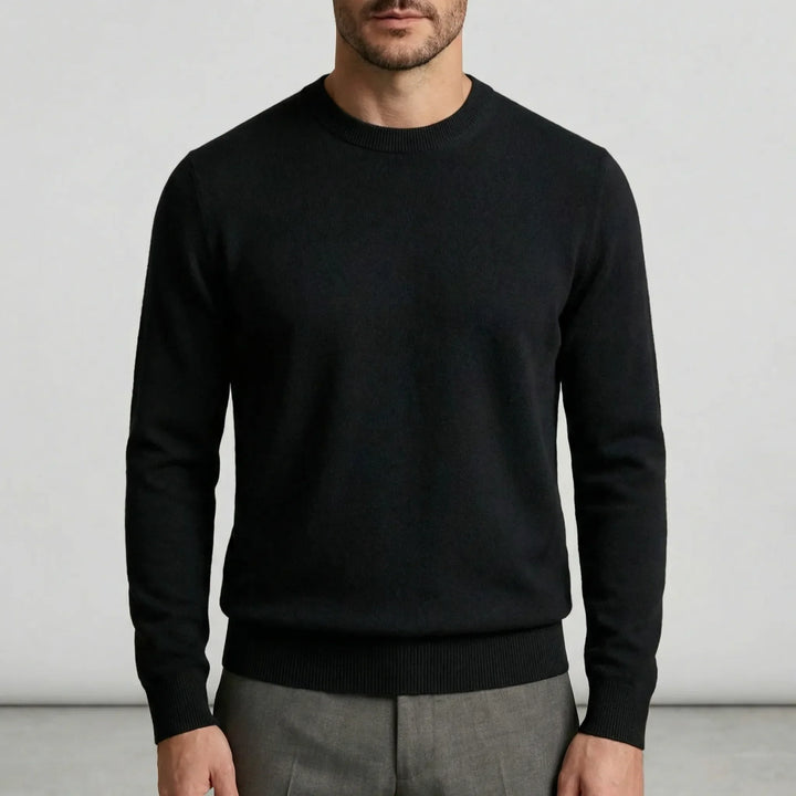 Herrtröja Marcus, rundhalsad, stylad med jeans för en avslappnad men stilren look.