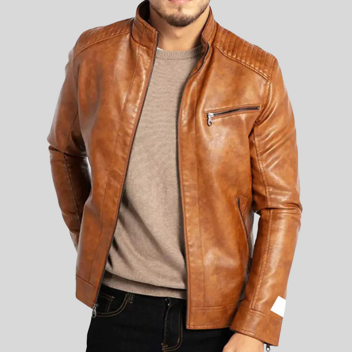Klassisk svart herr bikerjacka, modell David. Stilren figursydd ytterplagg för herrar, perfekt för vår och höst.