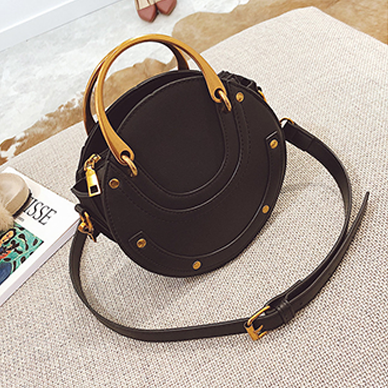 "Klassisk vintage crossbody axelväska i brunt PU-läder, tidlös design för kvinnor, justerbar rem och rymligt inre."