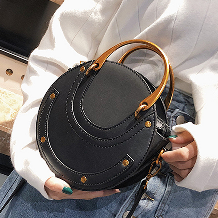 "Klassisk vintage crossbody axelväska i brunt PU-läder, tidlös design för kvinnor, justerbar rem och rymligt inre."