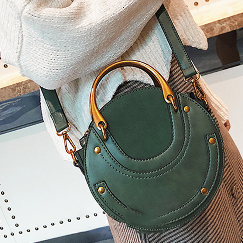 "Klassisk vintage crossbody axelväska i brunt PU-läder, tidlös design för kvinnor, justerbar rem och rymligt inre."