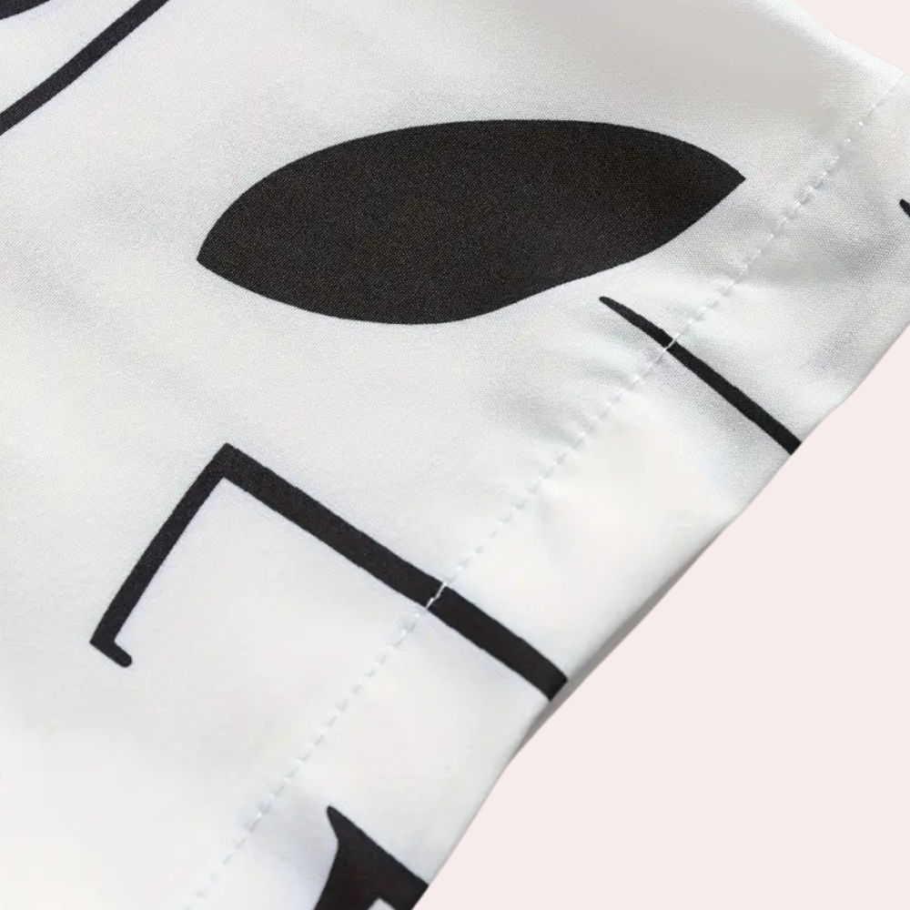 Elegant vit vårskjorta för män. Klassisk herrskjorta med praktisk knapplista, idealisk för stilrent herrmode.