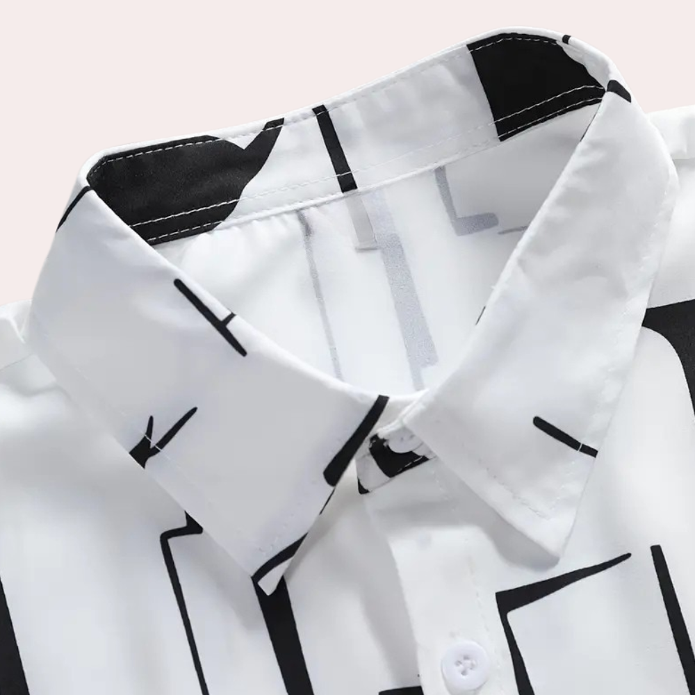 Tidlös vit herrskjorta med klassisk knapplista. Perfekt vårskjorta för män som söker en elegant stil.