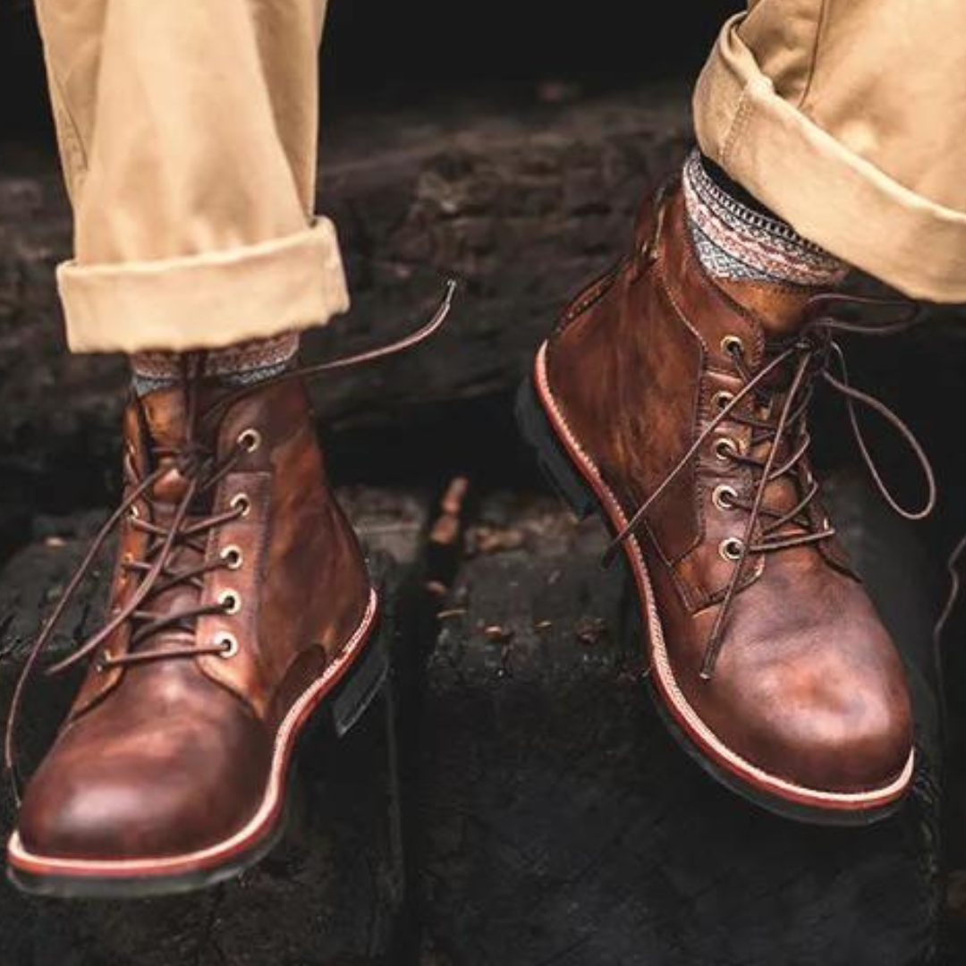 Svarta herrstövlar i chukka-stil. Optimal gångkomfort och värme, stilrena höstskor för herr.