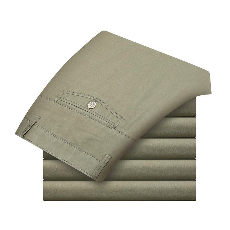 "Klassiska raka byxor för män i khaki, bomullsmaterial, eleganta raka ben och praktiska sidofickor."