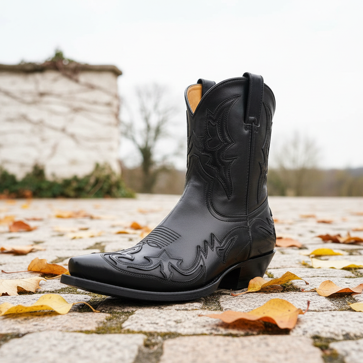 Klassiska unisex cowboystövlar i läder med autentisk westernstil, perfekt för höst & vår.