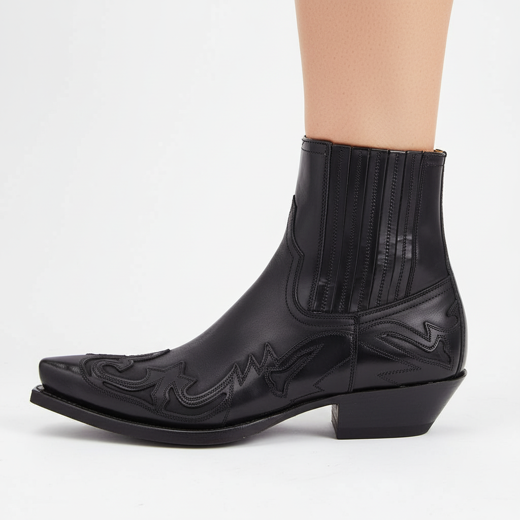 Svarta klassiska cowboystövlar i läder med broderade detaljer, unisex westernstil. DakoBoot.
