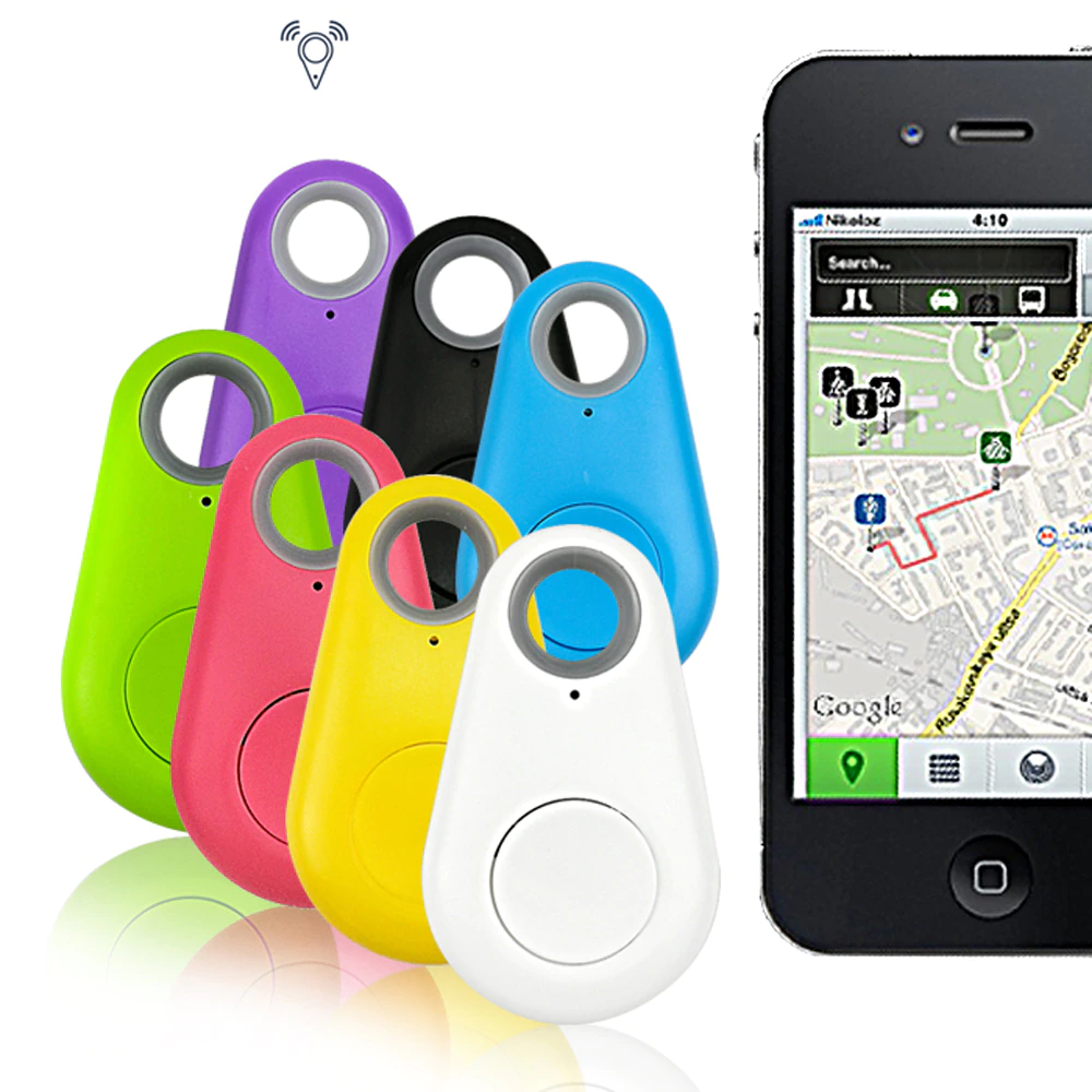 Flera färgglada GPS-trackers bredvid en smartphone med kartvisning