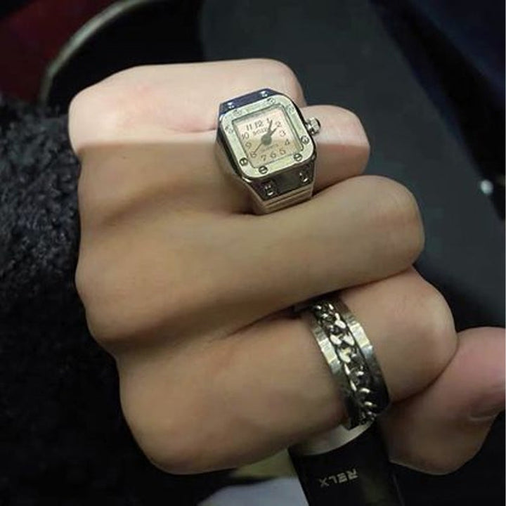 "Klockring med unisex design i olika färger, visar elegant rem och klart urtavlans display, perfekt för par."