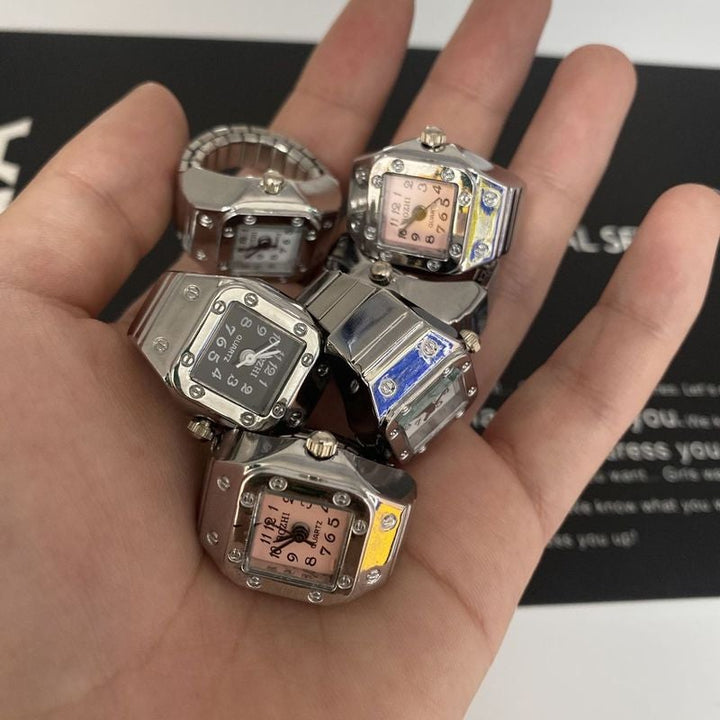 "Klockring med unisex design i olika färger, visar elegant rem och klart urtavlans display, perfekt för par."