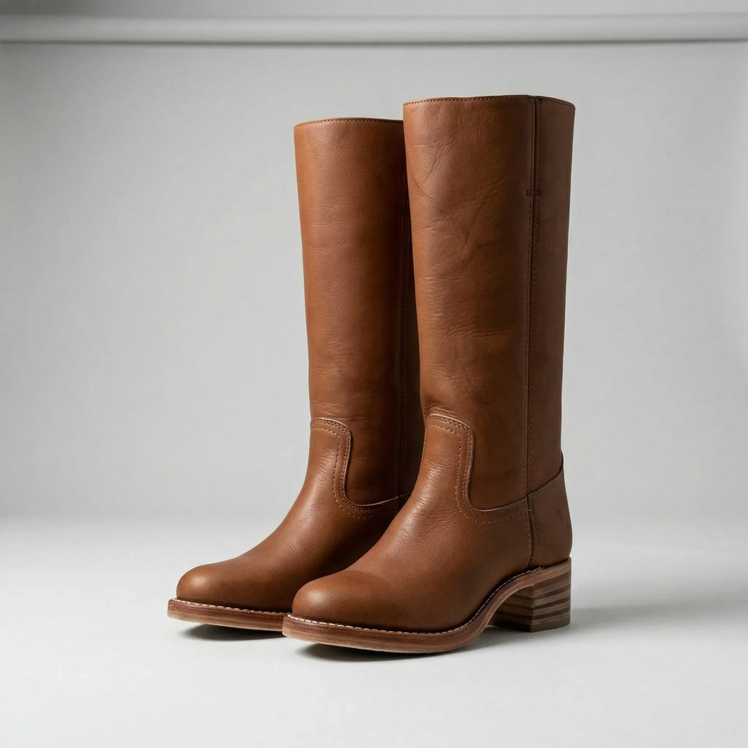 Bruna knähöga damstövlar med bekväm blockklack. Idealisk slip-on modell för höst och vinter.