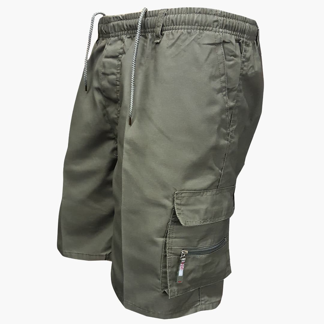 Knälånga herr-cargoshorts med praktiska fickor och justerbar dragsko. Perfekta sommarshorts för casual stil.