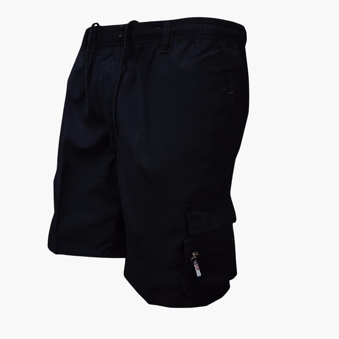 Herrshorts i cargomodell med justerbar dragsko i midjan för optimal passform. Enfärgade och lediga sommarshorts.