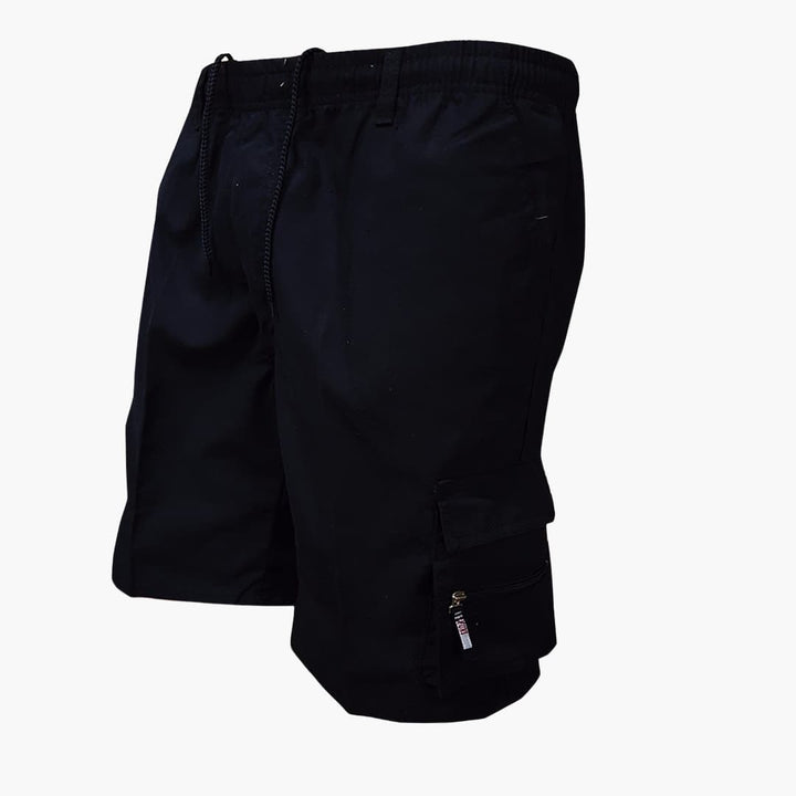 Herrshorts i cargomodell med justerbar dragsko i midjan för optimal passform. Enfärgade och lediga sommarshorts.