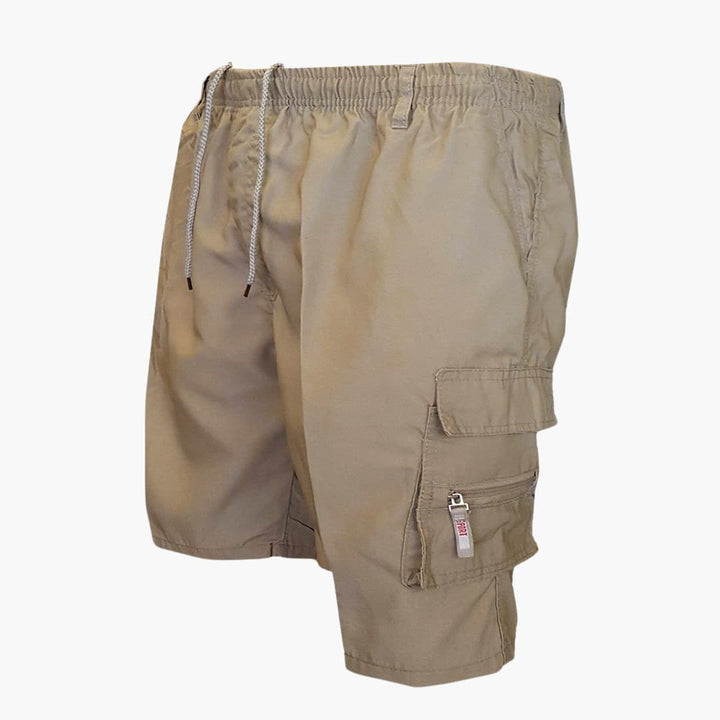 Enfärgade, knälånga herrshorts med dragsko och flera fickor. Ett bekvämt val för herrkläder och ledig stil.