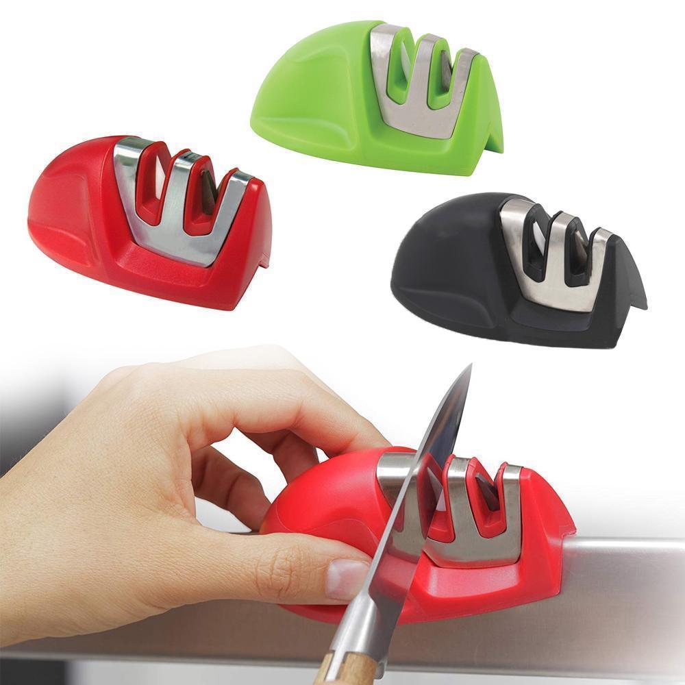 "Knivslipare med dubbel funktion i röd, svart och grön. Kompakt design, effektiv slipning, säker användning."