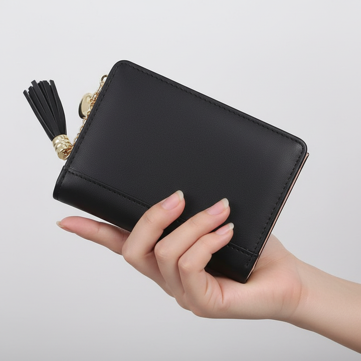Kompakt damplånbok i PU-läder, elegant hållen i en hand. Perfekt accessoar för stilmedvetna kvinnor.