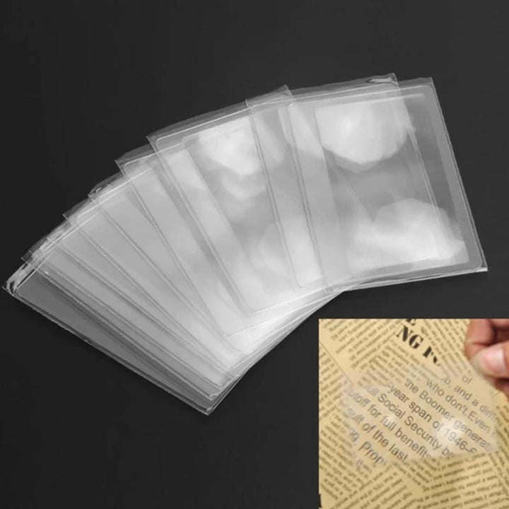 "Kompakt, genomskinligt PVC kreditkortsförstoringsglas för läsning, förstorar text 3x, lätt att bära i plånboken."