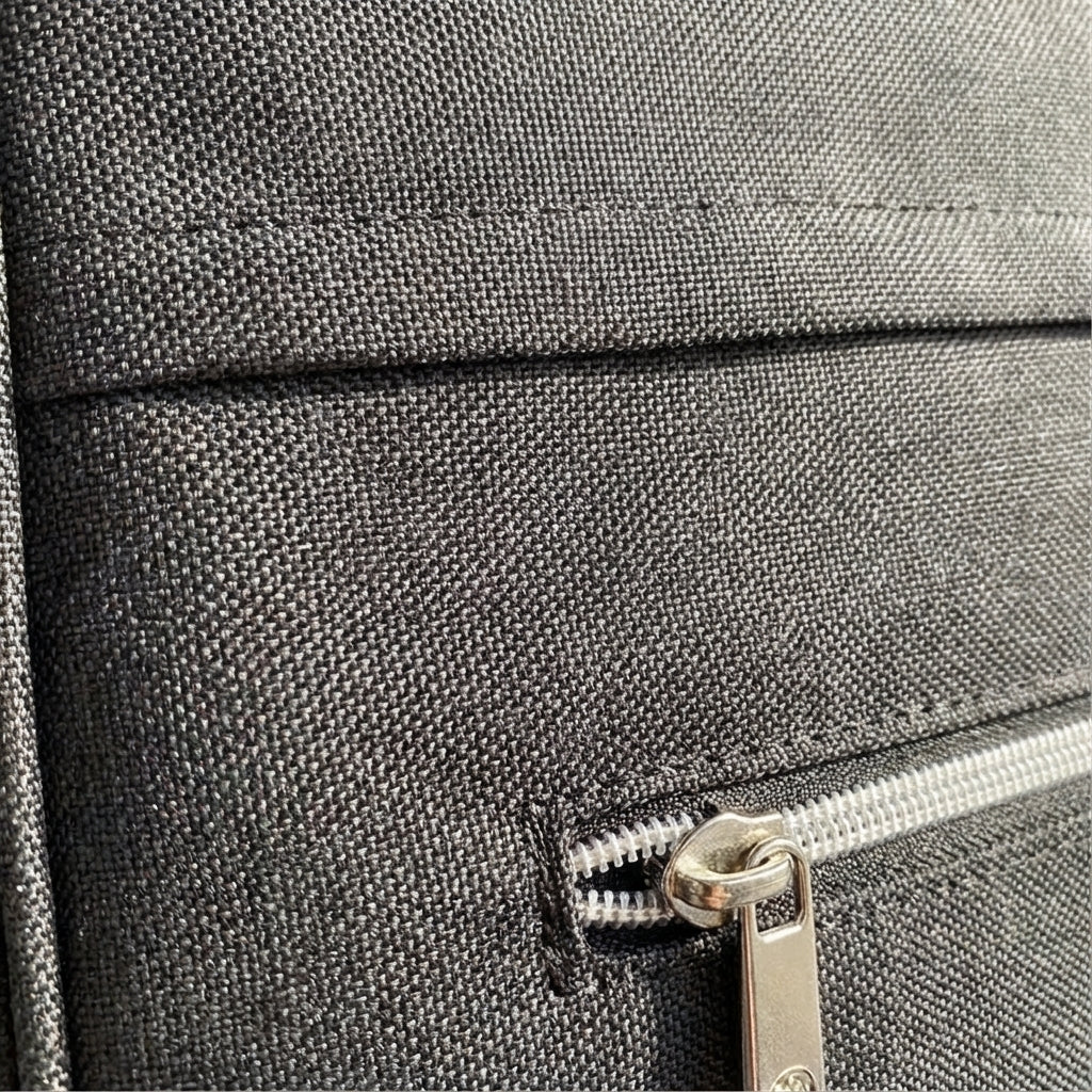 Praktisk kabinväska för flyg, smidig att placera under sätet. Kompakt design med spinnerhjul för lätt resa.