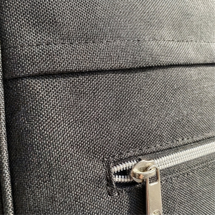 Praktisk kabinväska för flyg, smidig att placera under sätet. Kompakt design med spinnerhjul för lätt resa.