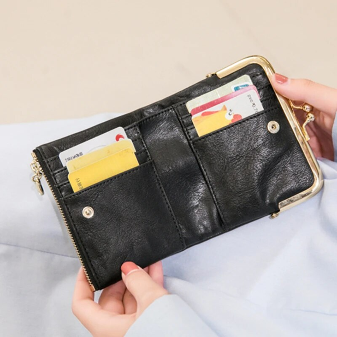 Stängd kompakt korthållare i elegant PU-läder, en mångsidig accessoar för dam & herr.