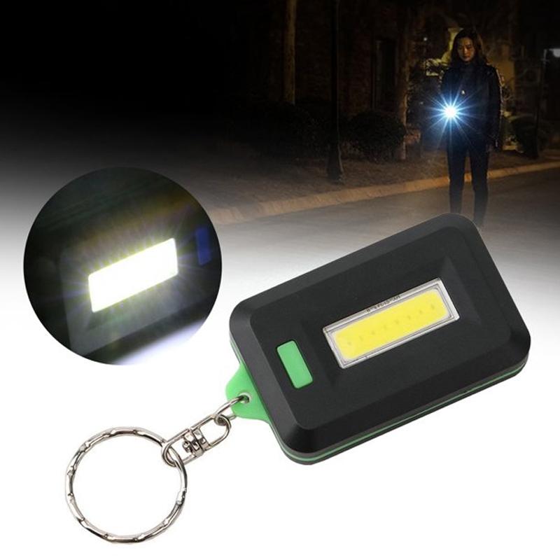 "Kompakt mini LED-ficklampa nyckelring i svart med 3 ljuslägen, perfekt för nattvandring och camping."