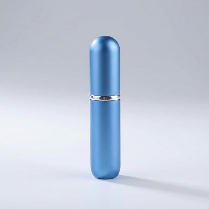 Påfyllningsbar PocketMist parfymatomisator i elegant aluminium, läckagesäker för din handväska.
