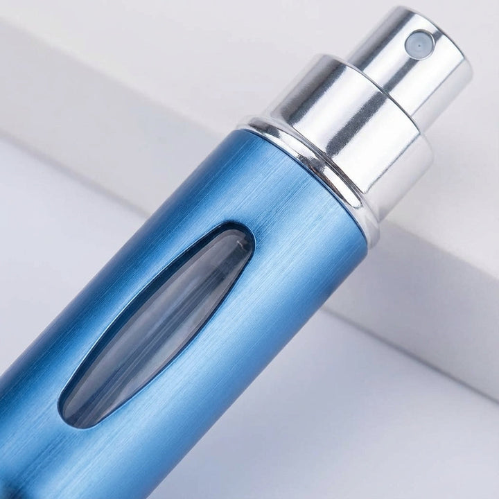 Stilren PocketMist för att enkelt fylla på din parfym. Håll dig fräsch på resan med denna kompakta doftdispenser.