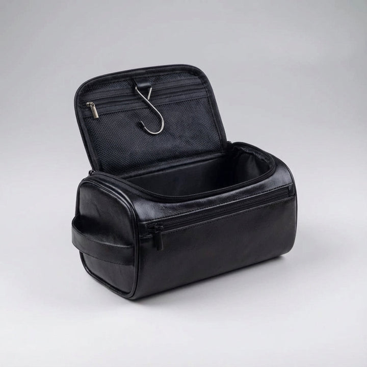 Mångsidig resenecessär som sminkväska och toalettväska. Kompakt design för effektiv packning på resan.