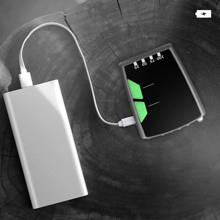 Kompakt svart klämm-på LED-hattlampa med geststyrd teknik, justerbar vinkel och USB-laddning för handsfree belysning.