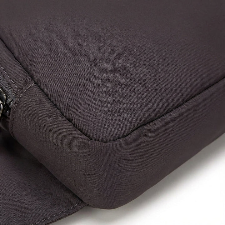 Öppen kompakt midjeväska i nylon som visar organiserade fack för säker förvaring av tillbehör.