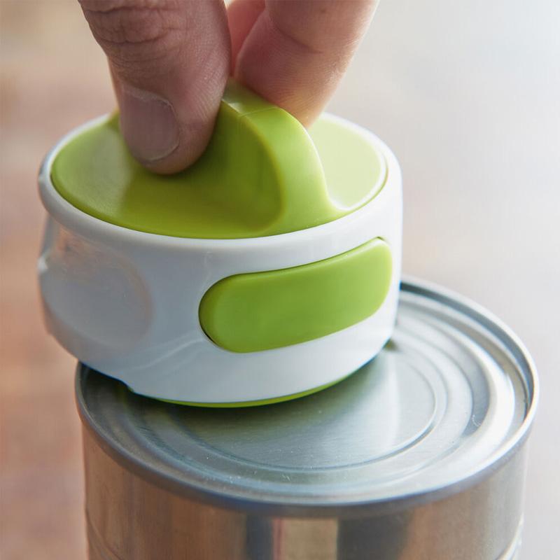 "Konservöppnare i rostfritt stål med ergonomiskt halkfritt handtag för säker och enkel öppning av burkar och flaskor."