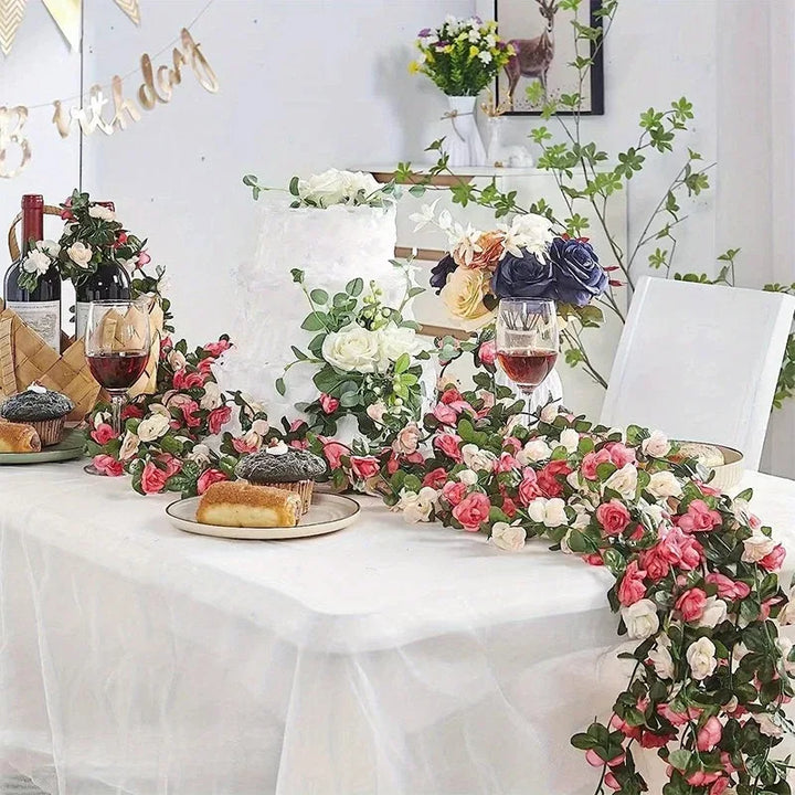 Närbild på rosengirlangens bladverk och blommor