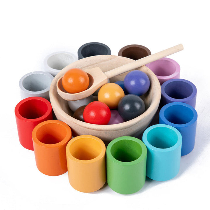 Montessori träleksak med koppar och bollar, designad för att förbättra barns hand-öga-koordination.