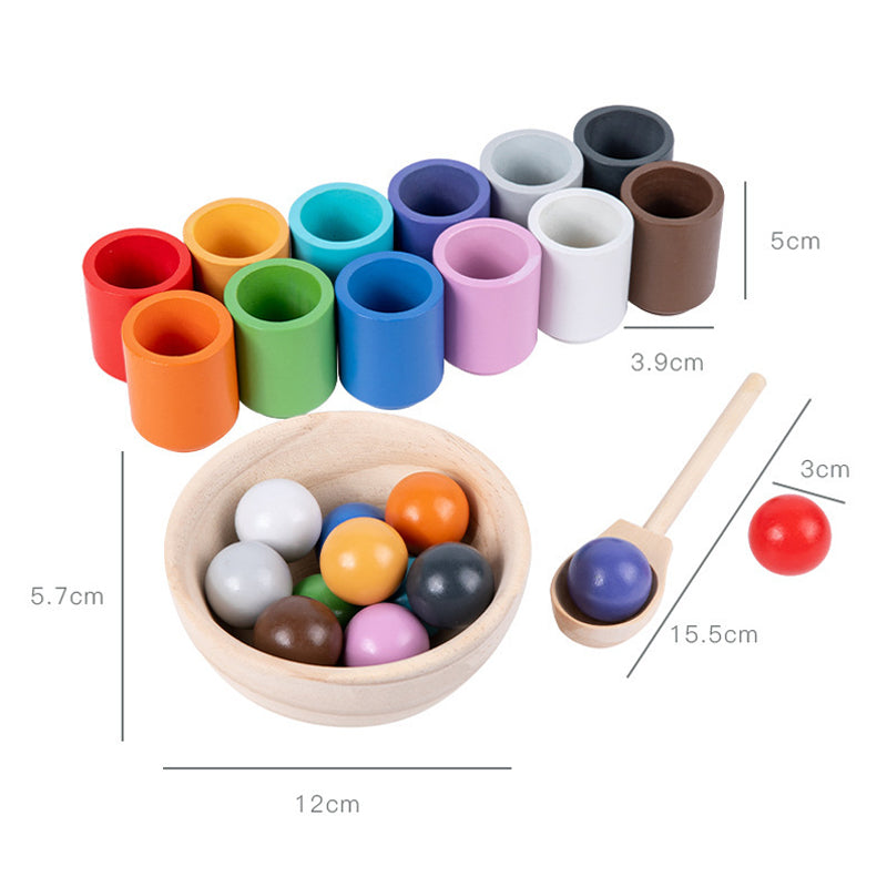 Barnets händer som sorterar färgglada bollar i matchande Montessori-koppar, lärande genom lek.