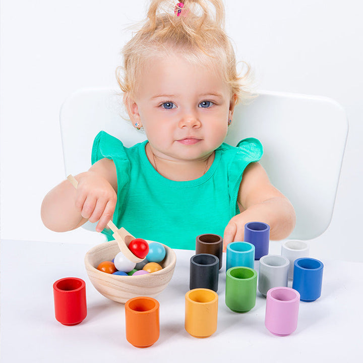 Montessori kopp- och bolleksak som hjälper barn att lära sig om färger och former på ett roligt sätt.